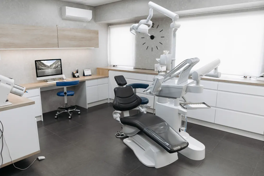 Consultorio moderno del Centro Dental San José con sillón dental y equipos actuales